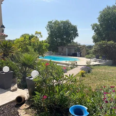 Le Mazet En été En Garrigue Nimoise Et Parking 4*