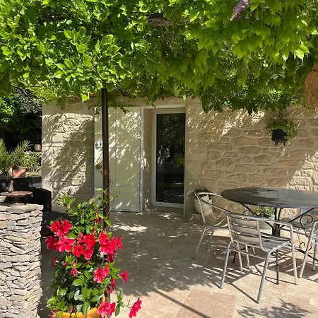 Le Mazet En Ete En Garrigue Nimoise Et Parking 4*