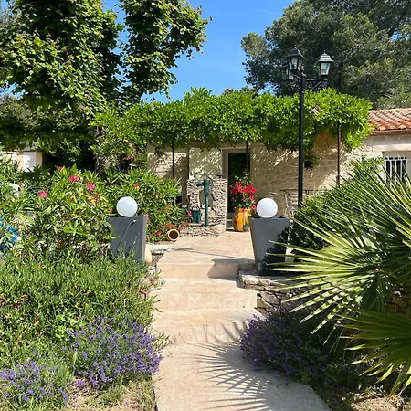 Le Mazet En Ete En Garrigue Nimoise Et Parking Ним