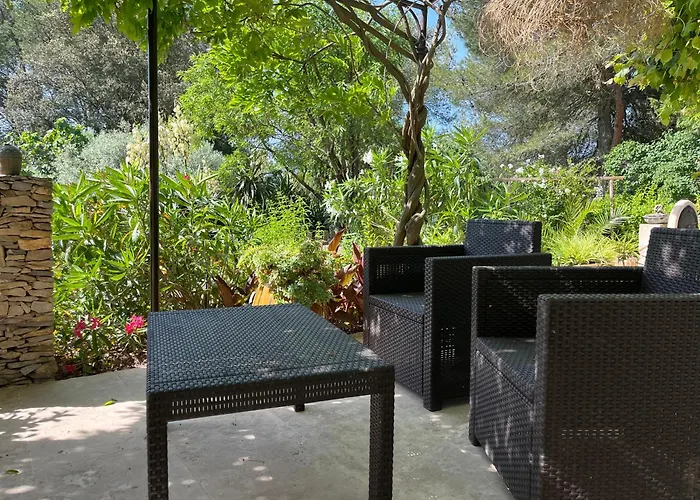 Le Mazet En Ete En Garrigue Nimoise Et Parking Ним