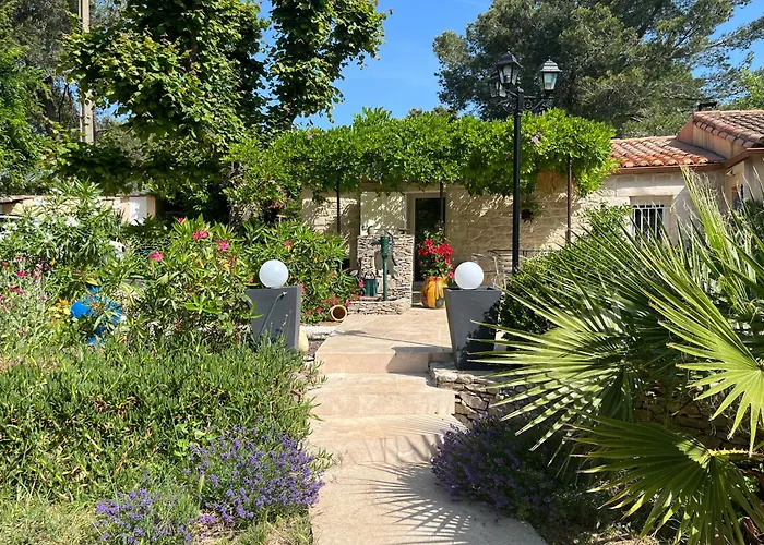 Le Mazet En Ete En Garrigue Nimoise Et Parking Ним