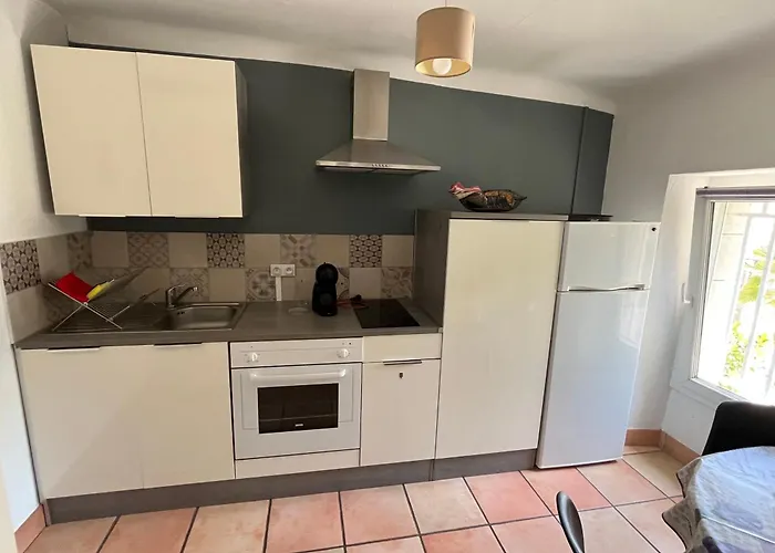 Гостевой дом Le Mazet En Ete En Garrigue Nimoise Et Parking 4*